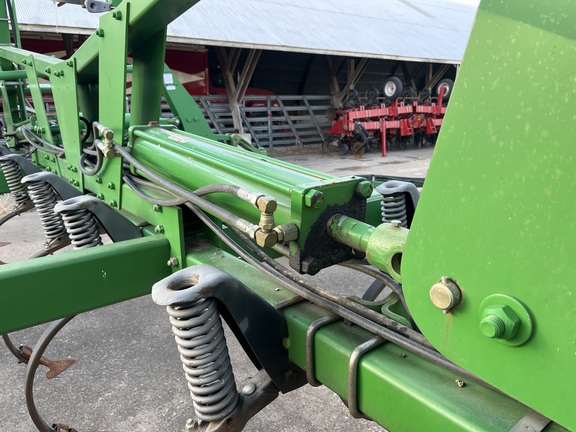 2005 John Deere 2210 Field Cultivator