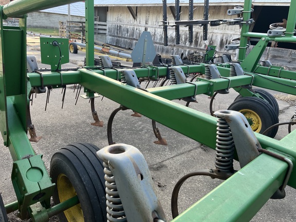 2005 John Deere 2210 Field Cultivator