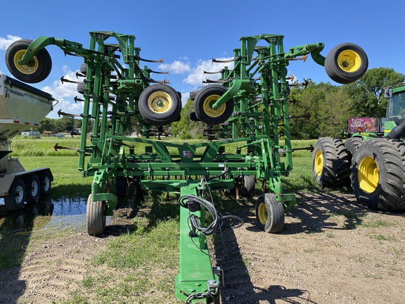 2011 John Deere 2210 Field Cultivator