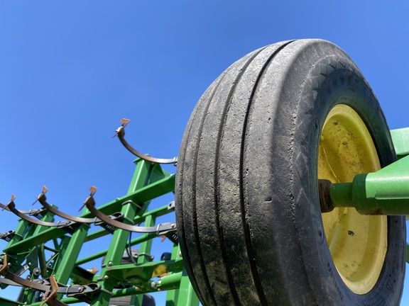 2011 John Deere 2210 Field Cultivator