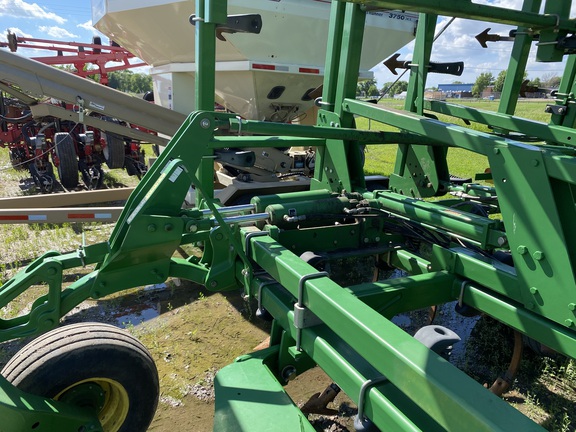 2011 John Deere 2210 Field Cultivator