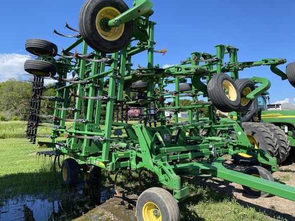 2011 John Deere 2210 Field Cultivator