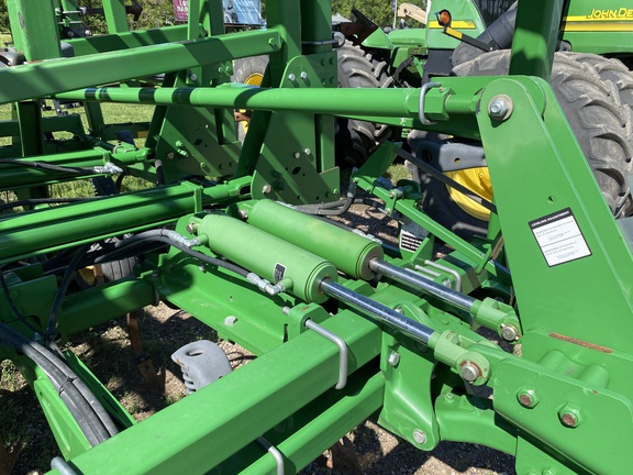 2011 John Deere 2210 Field Cultivator