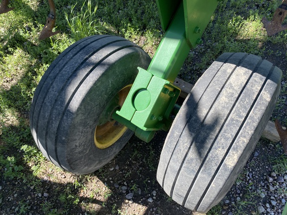 2011 John Deere 2210 Field Cultivator