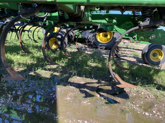 2011 John Deere 2210 Field Cultivator