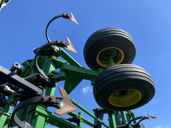 2011 John Deere 2210 Field Cultivator