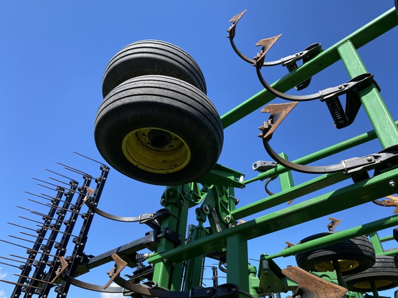 2011 John Deere 2210 Field Cultivator