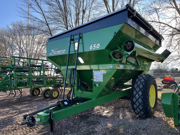 2016 Demco 650 Grain Cart