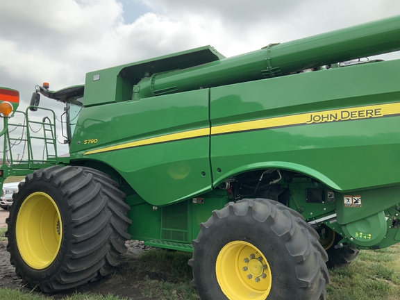 2019 John Deere S790 Combine