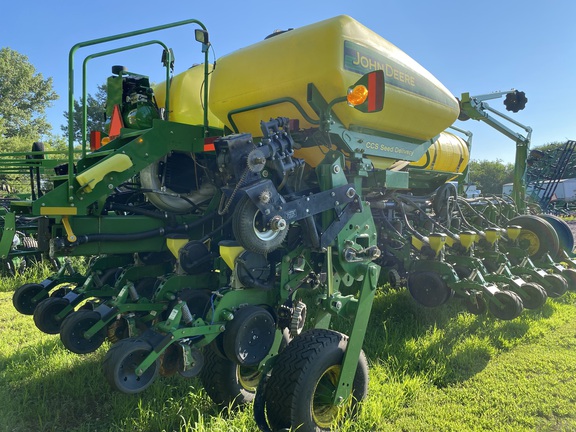 2013 John Deere 1770NT CCS Planter