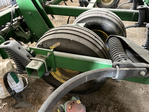 2009 John Deere 2210 Field Cultivator