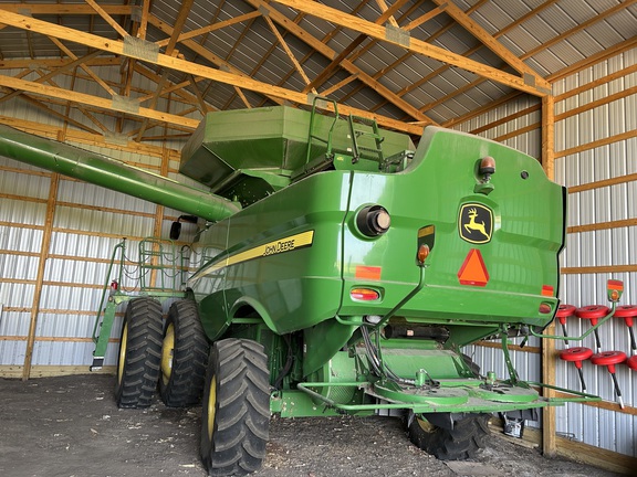 2013 John Deere S670 Combine
