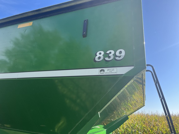 2013 Parker 839 Grain Cart