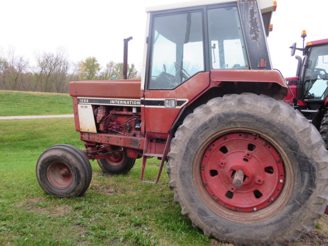 International 1086 Tractor