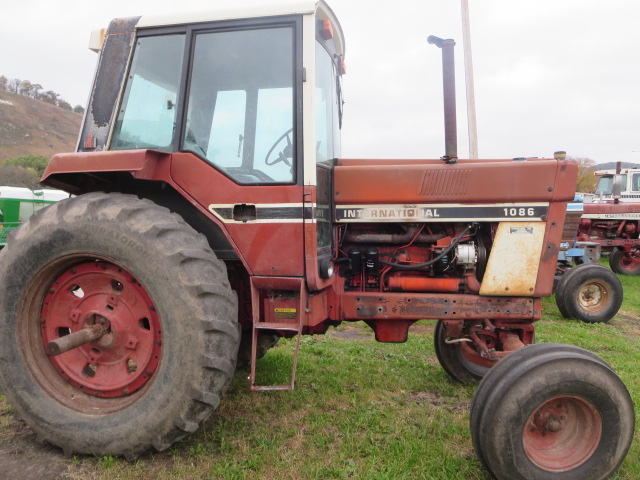 International 1086 Tractor