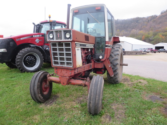 International 1086 Tractor