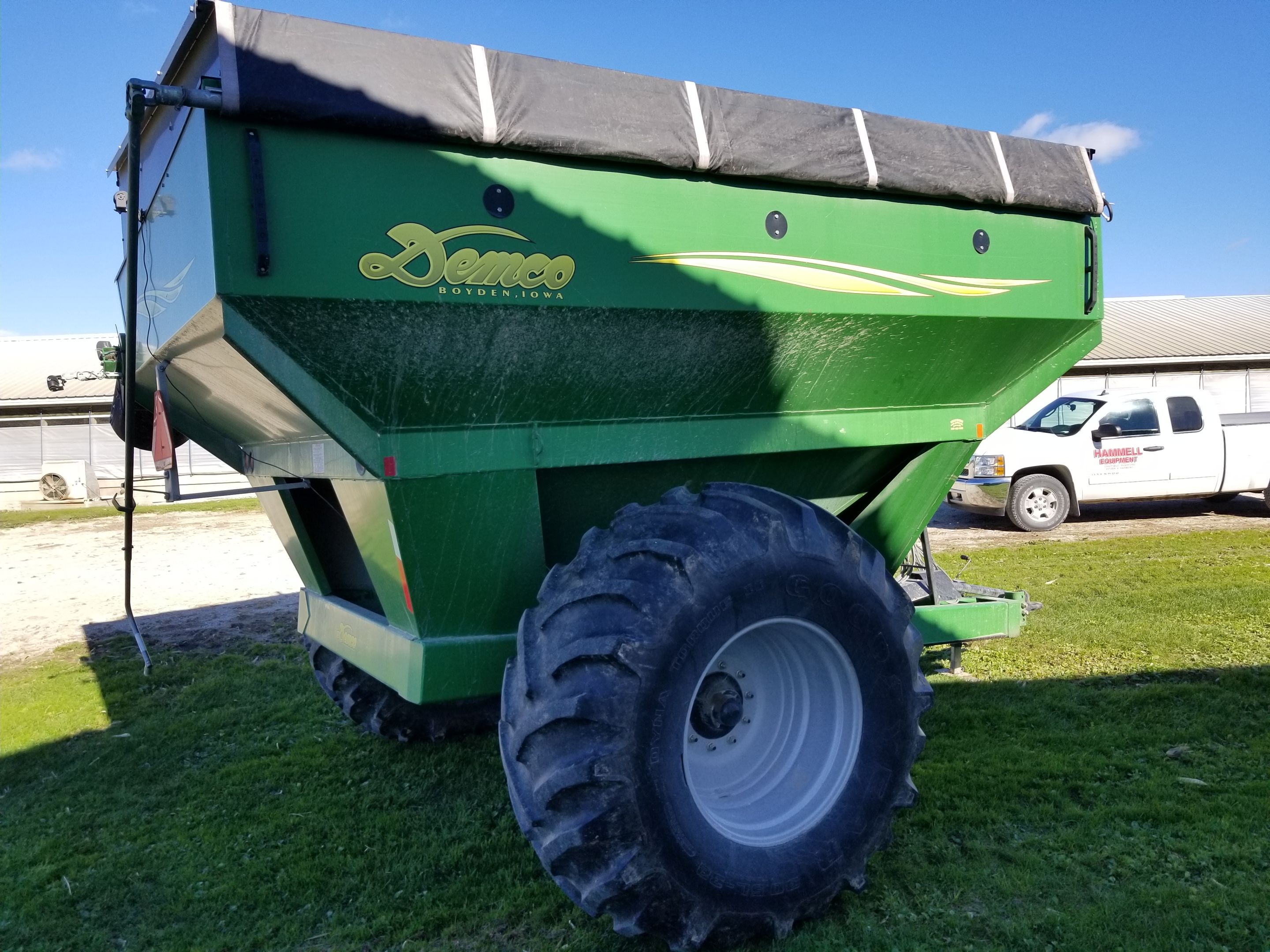 2004 Demco 750 Grain Cart