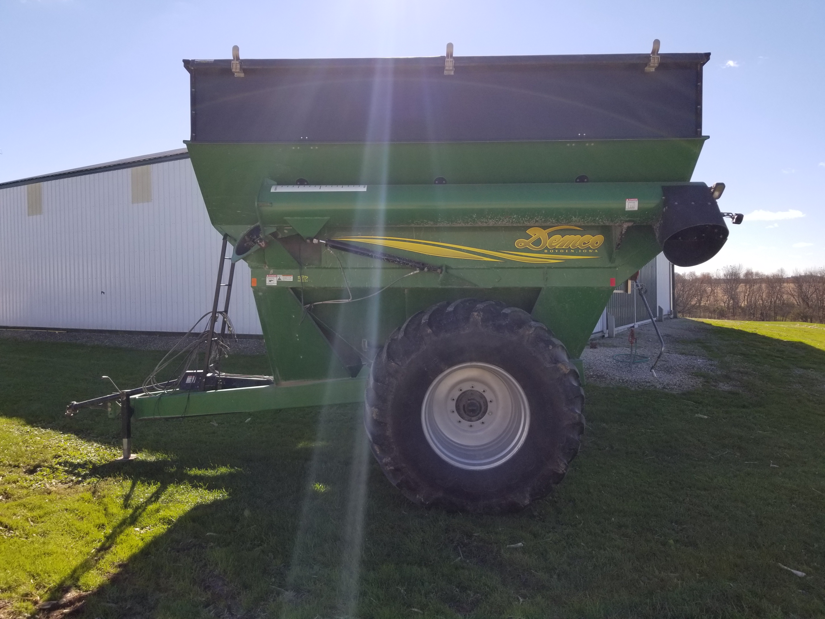 2004 Demco 750 Grain Cart