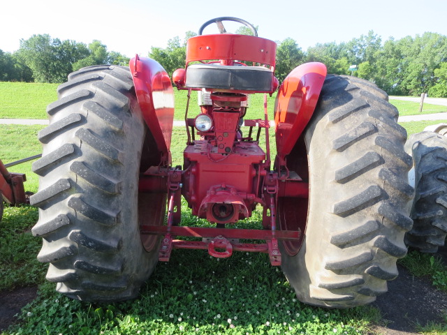 International 560 Tractor