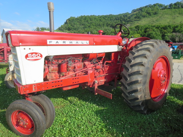 International 560 Tractor