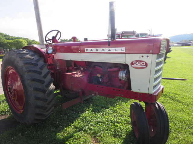 International 560 Tractor