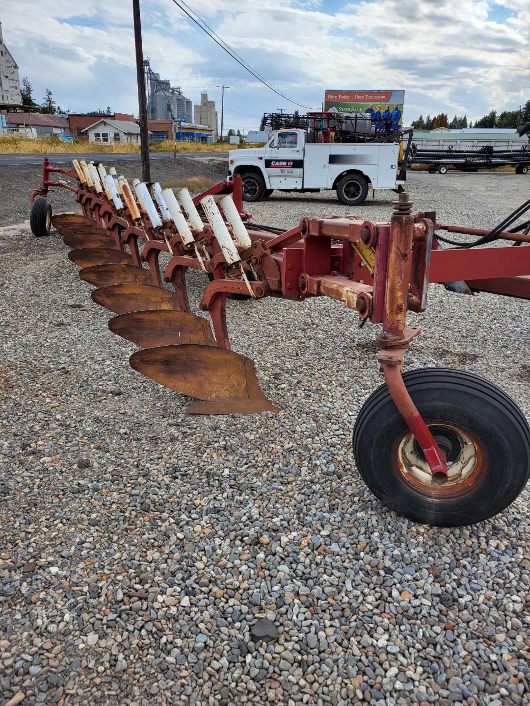 International 800 Plow