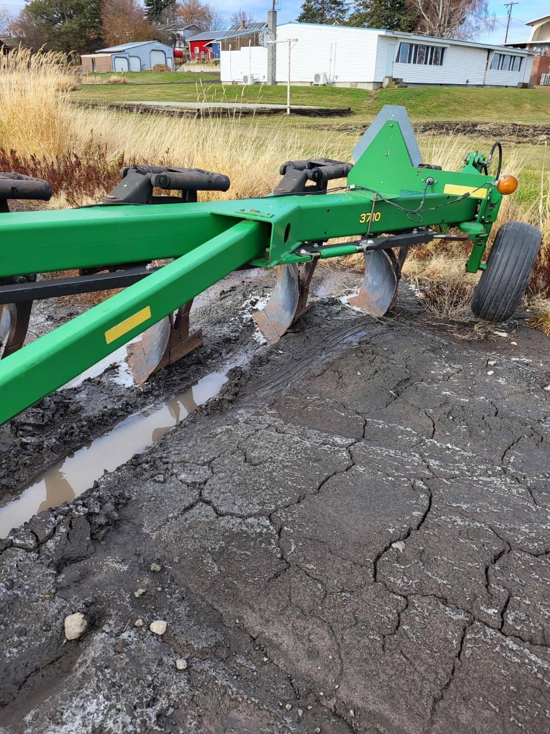 2005 John Deere 3710 Plow