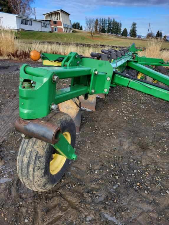 2005 John Deere 3710 Plow