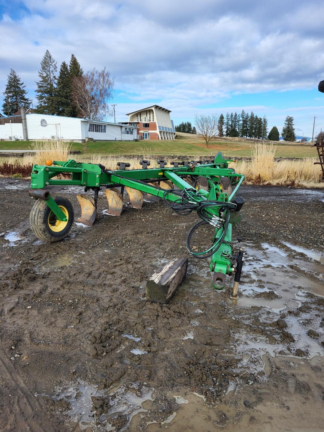 2005 John Deere 3710 Plow