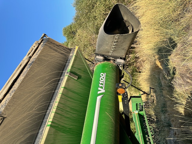 Brent V1100 Grain Cart