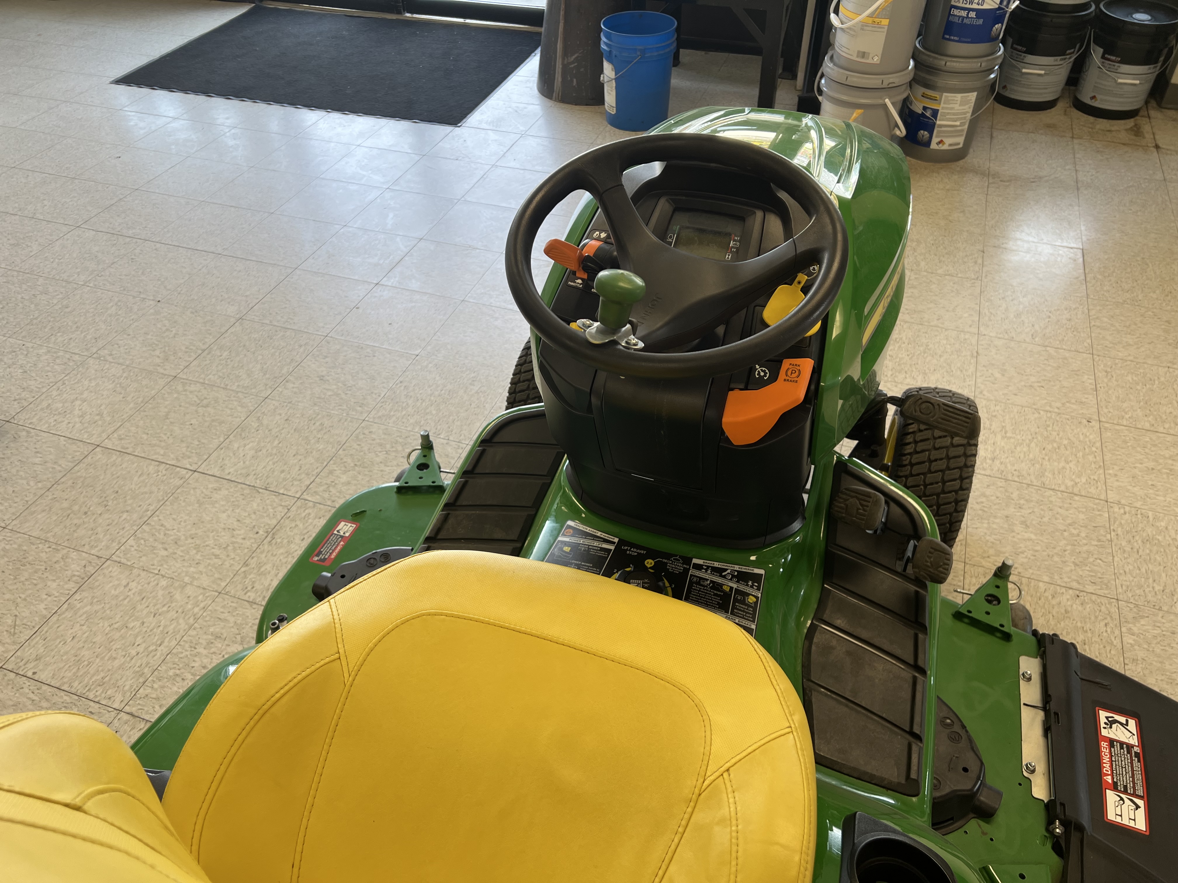 John Deere X390 Lawn Tractor