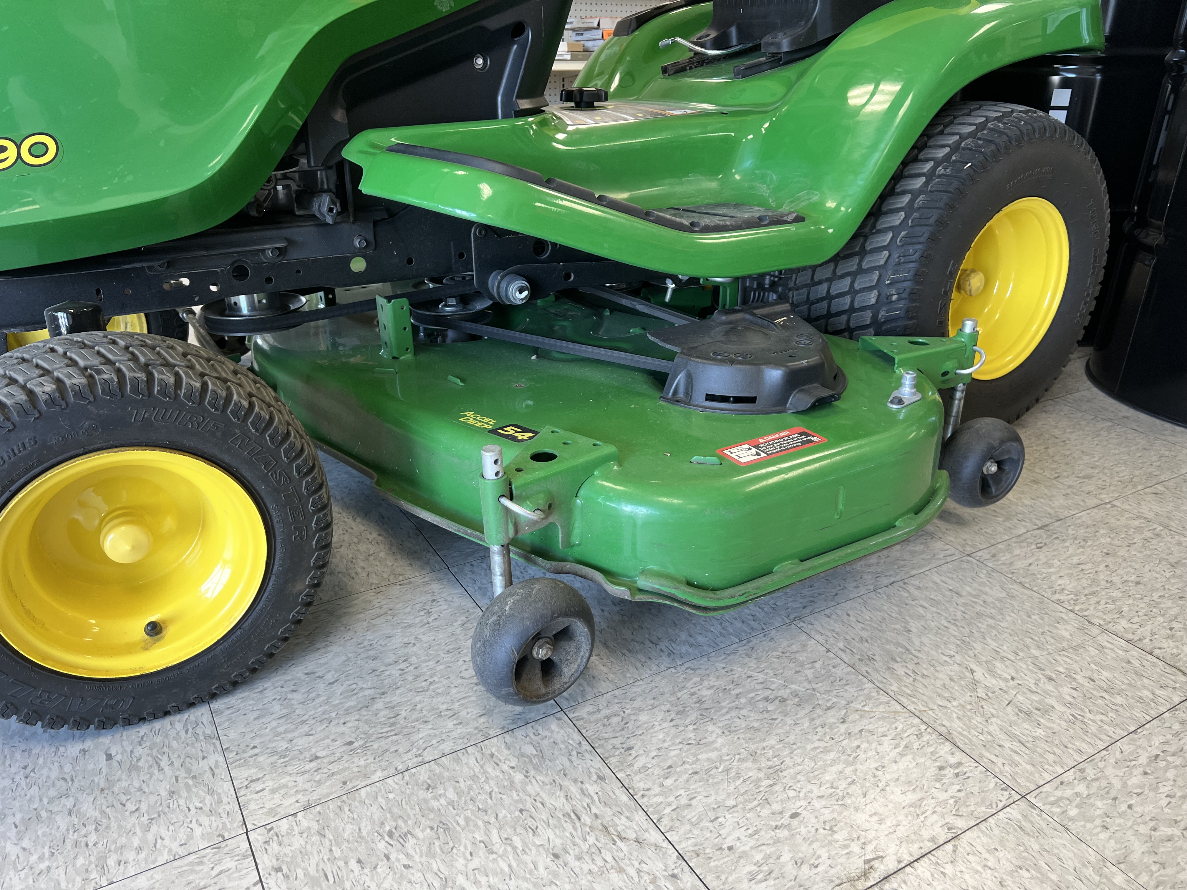 John Deere X390 Lawn Tractor