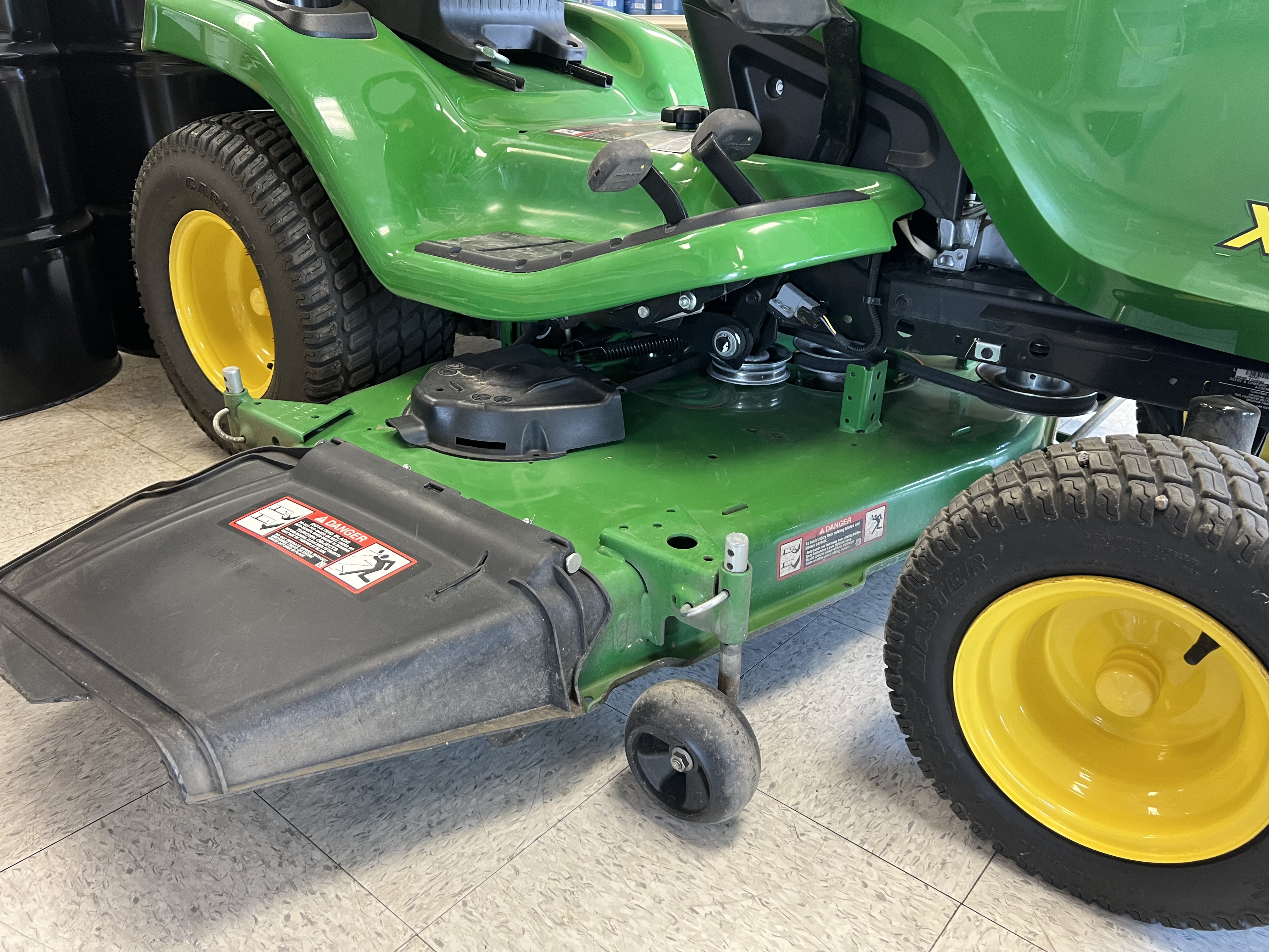 John Deere X390 Lawn Tractor