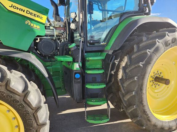 2022 John Deere 8R 370 Tractor