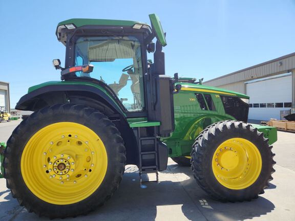 2023 John Deere 7R 230 Tractor