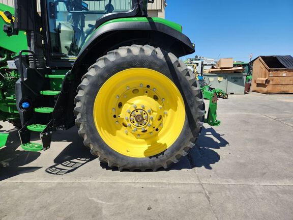 2023 John Deere 7R 230 Tractor