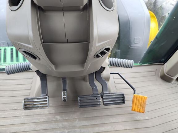 2021 John Deere 8R 370 Tractor