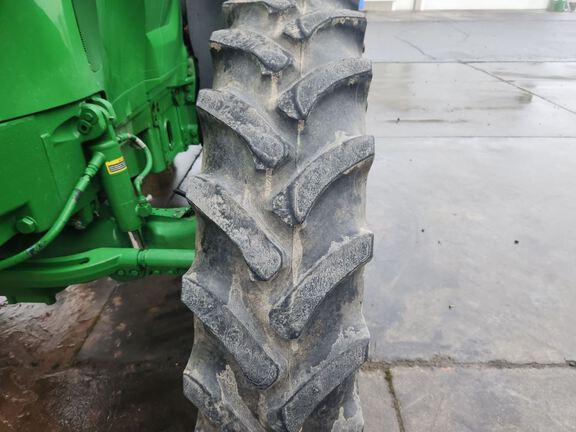 2018 John Deere 7230R Tractor