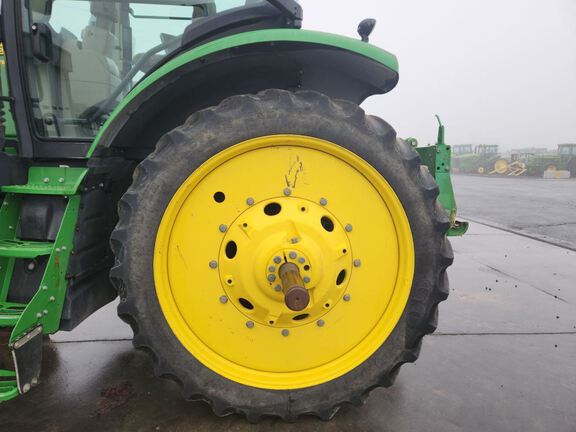 2018 John Deere 7230R Tractor