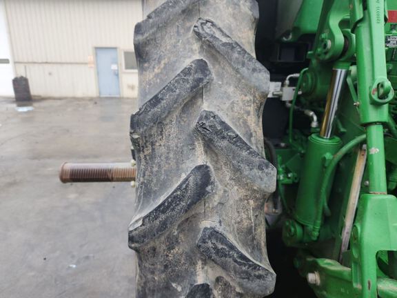 2018 John Deere 7230R Tractor