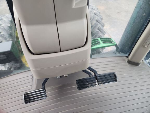 2018 John Deere 7230R Tractor