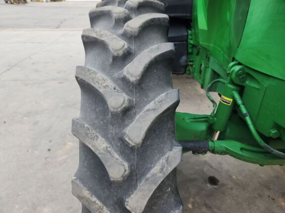2018 John Deere 7230R Tractor