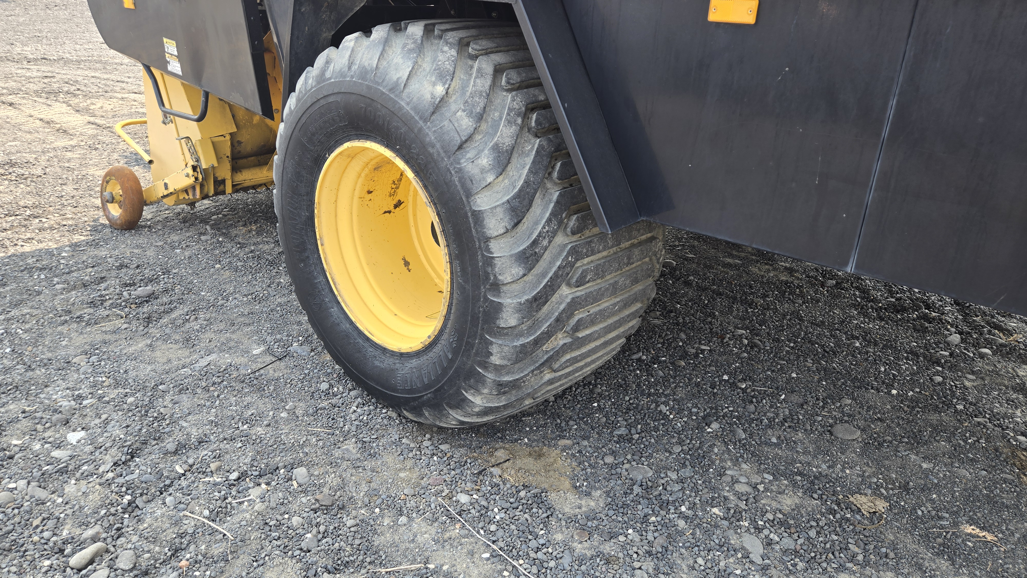 2011 New Holland BB9080 Baler/Square
