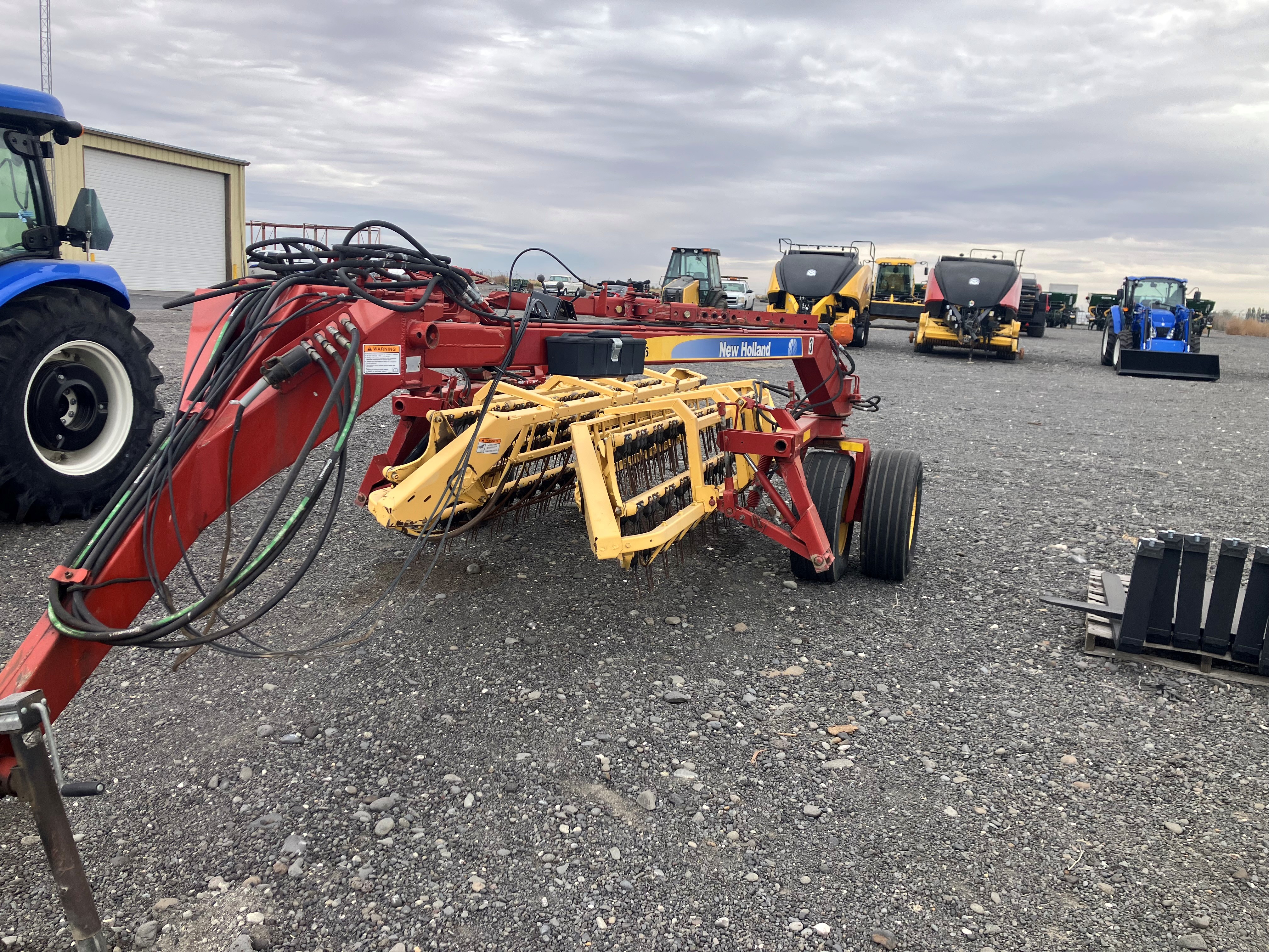 2010 New Holland 216 Rake