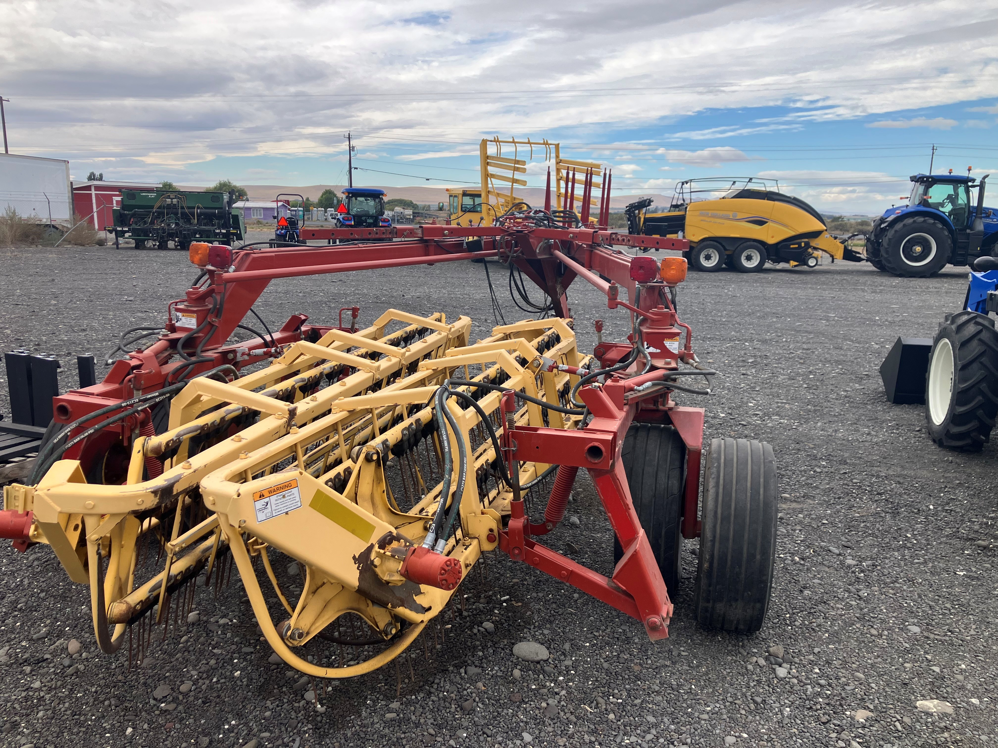 2010 New Holland 216 Rake