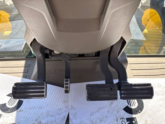 2022 John Deere 8R 340 Tractor