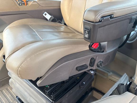 2025 John Deere 8RX 370 Tractor Rubber Track