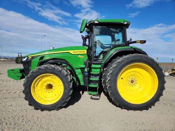 2022 John Deere 8R 370 Tractor