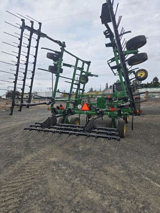 2023 John Deere 2430 Chisel Plow