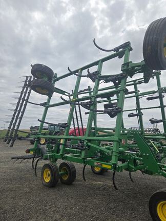 2023 John Deere 2430 Chisel Plow